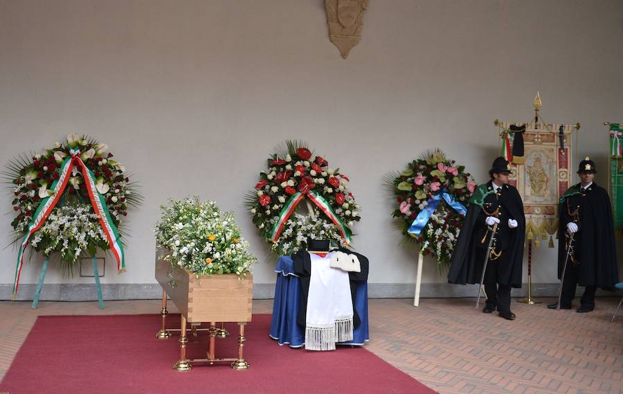 Un funeral laico despide a Umberto Eco