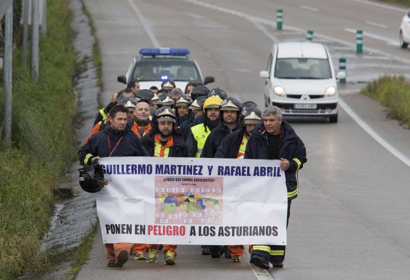 Bomberos de Asturias marcha hasta la Junta para exigir cambios en su organización