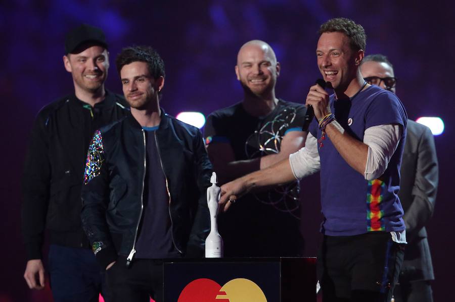 Coldplay recoge el galardón al mejor grupo.