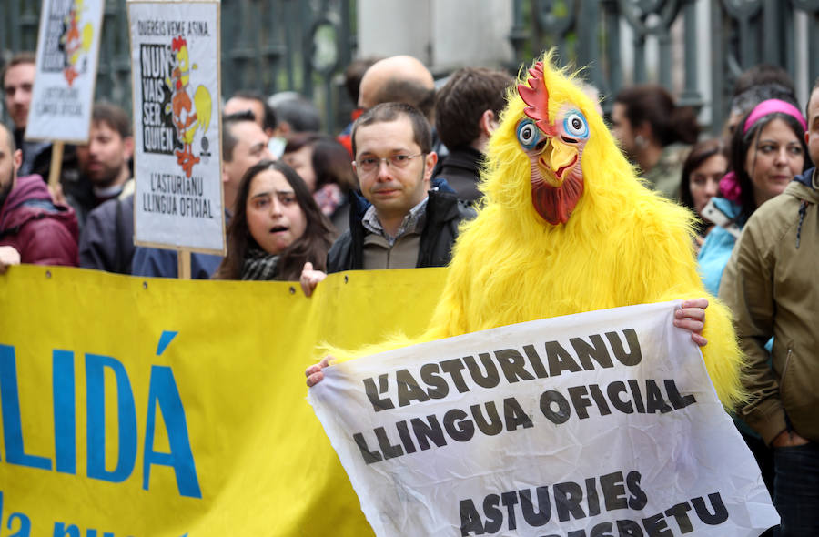 Protesta ante la Junta contra el veto a la llingua