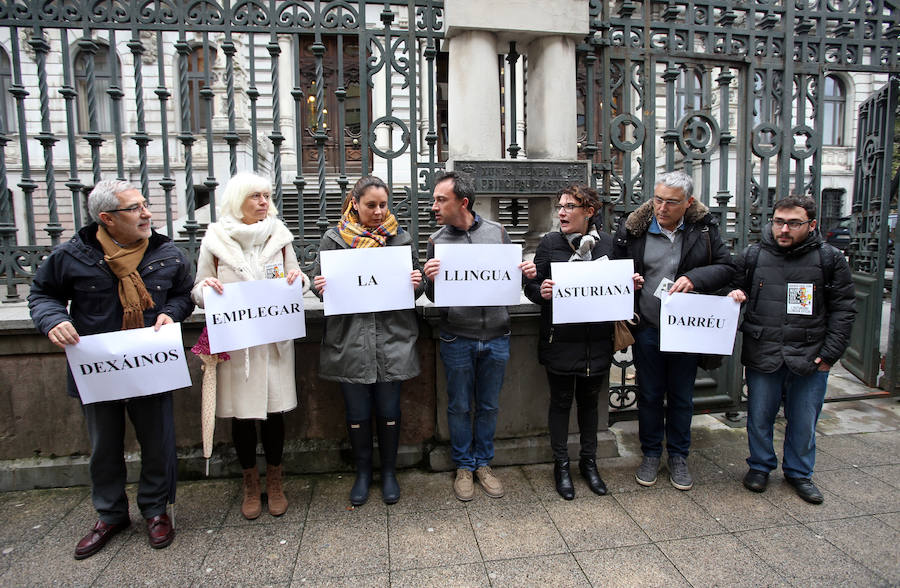 Protesta ante la Junta contra el veto a la llingua