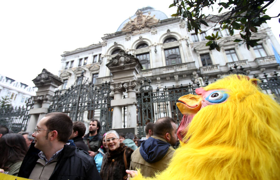 Protesta ante la Junta contra el veto a la llingua