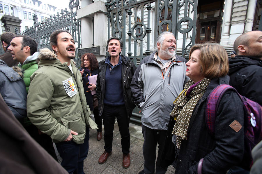 Protesta ante la Junta contra el veto a la llingua