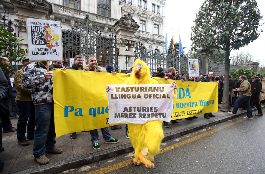 Protesta ante la Junta contra el veto a la llingua