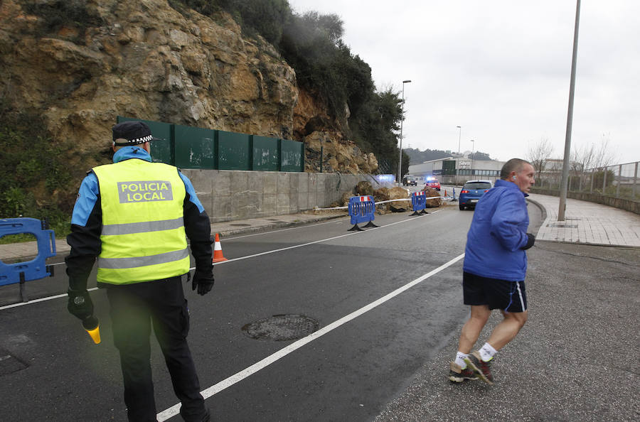 Un argayo corta un carril en la carretera general de Jove