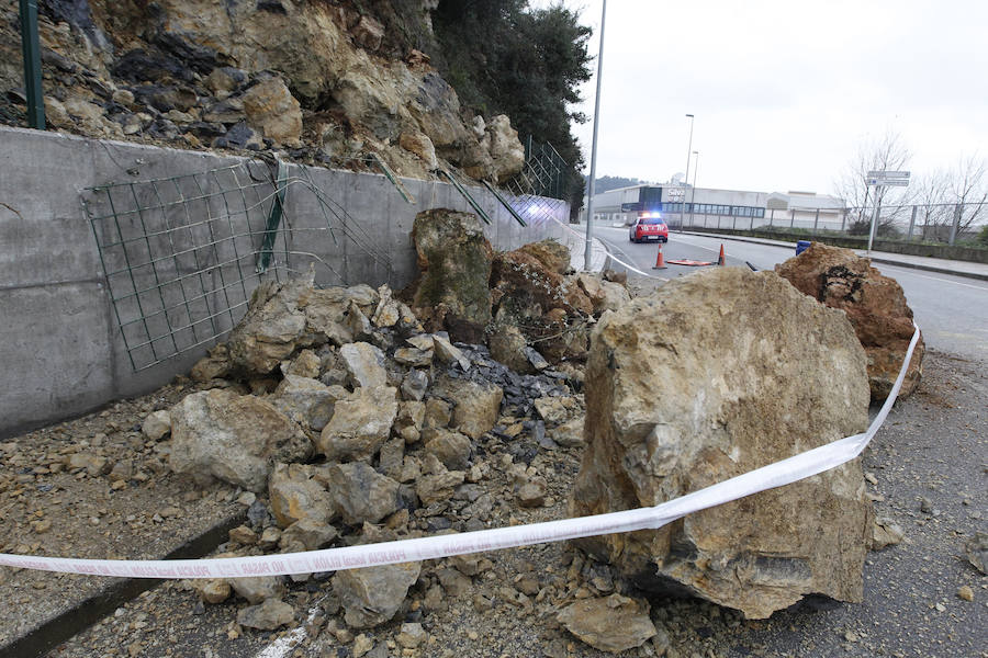 Un argayo corta un carril en la carretera general de Jove