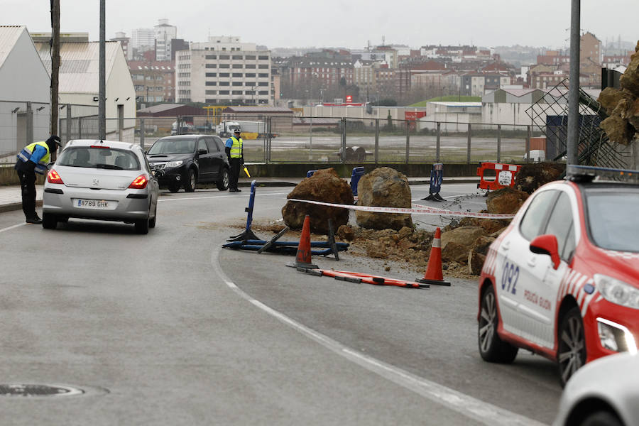 Un argayo corta un carril en la carretera general de Jove