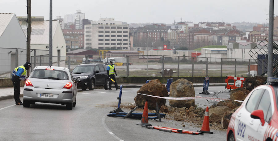 Un argayo corta un carril en la carretera general de Jove