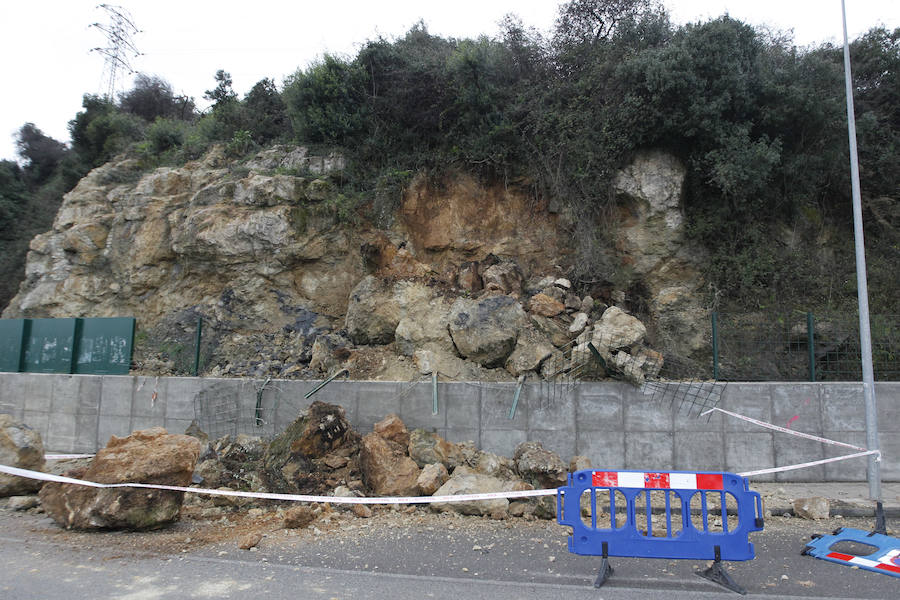 Un argayo corta un carril en la carretera general de Jove