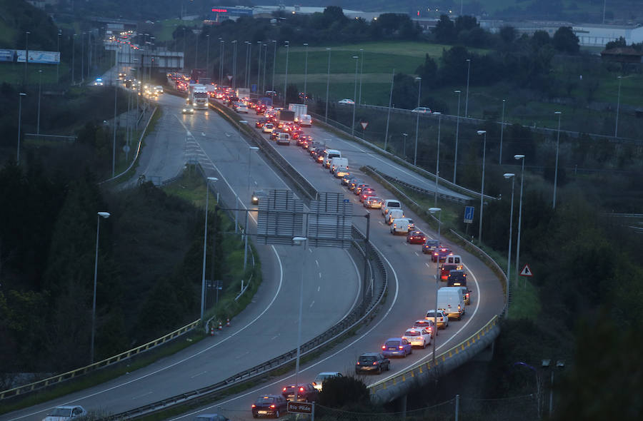 Un camión pierde parte de la carga a la salida de Gijón y provoca largas caravanas