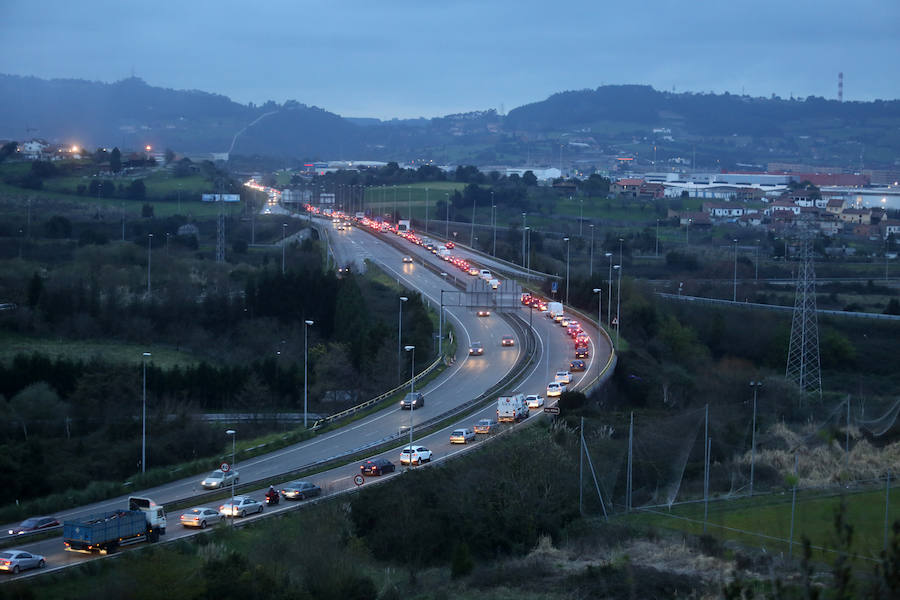 Un camión pierde parte de la carga a la salida de Gijón y provoca largas caravanas