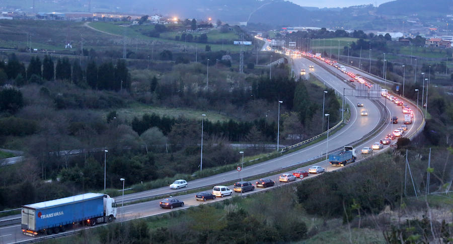 Un camión pierde parte de la carga a la salida de Gijón y provoca largas caravanas