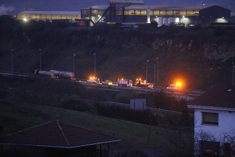 Un camión pierde parte de la carga a la salida de Gijón y provoca largas caravanas