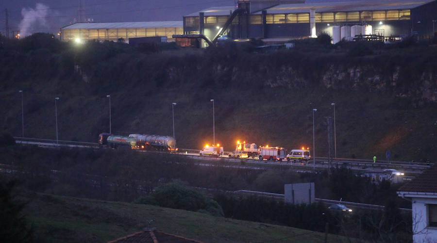 Un camión pierde parte de la carga a la salida de Gijón y provoca largas caravanas