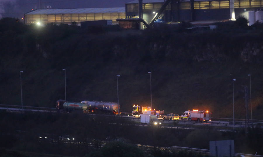 Un camión pierde parte de la carga a la salida de Gijón y provoca largas caravanas
