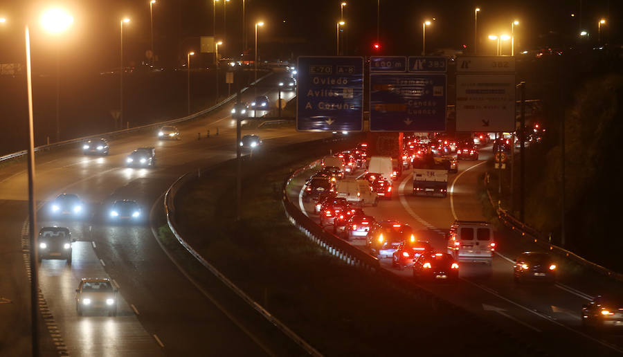 Un camión pierde parte de la carga a la salida de Gijón y provoca largas caravanas