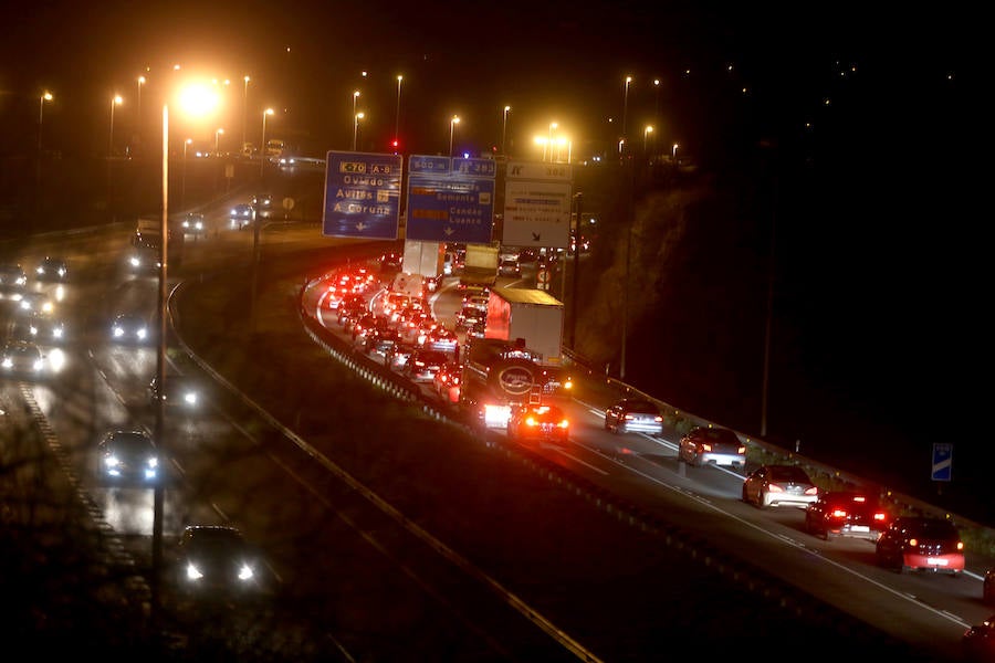 Un camión pierde parte de la carga a la salida de Gijón y provoca largas caravanas
