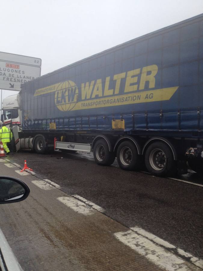 Un accidente provoca importantes retenciones en la A-66