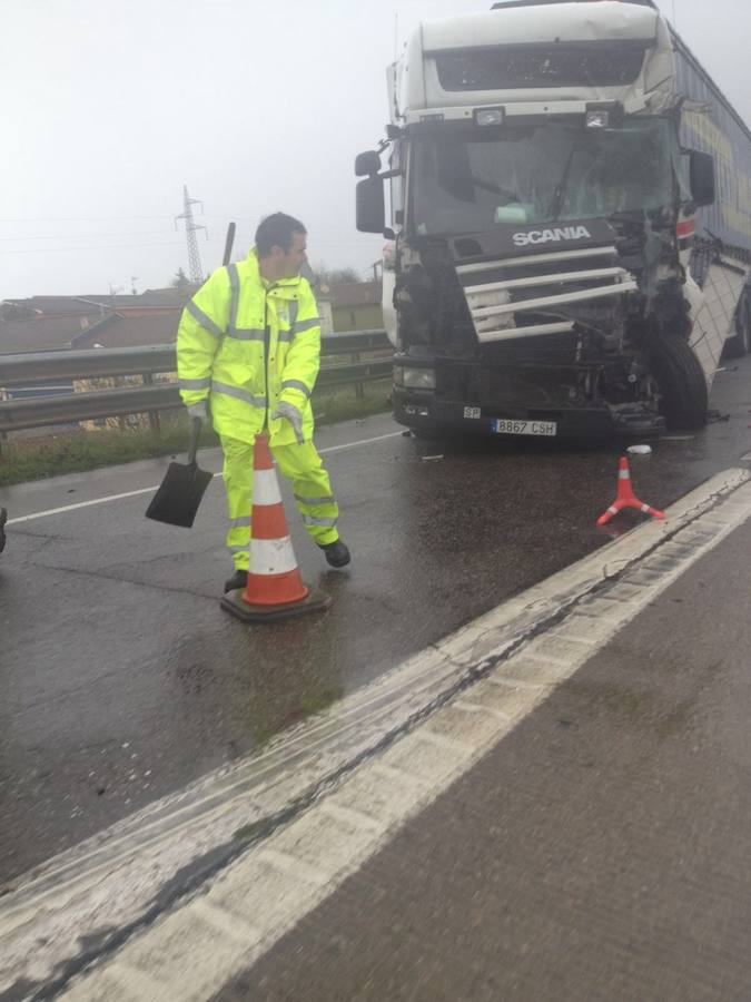 Un accidente provoca importantes retenciones en la A-66