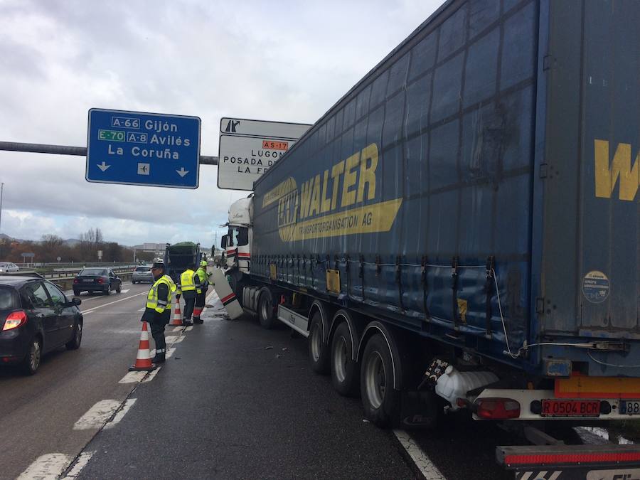 Un accidente provoca importantes retenciones en la A-66