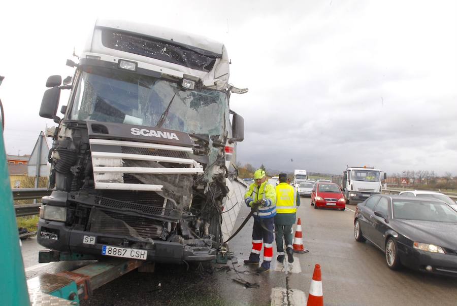 Un accidente provoca importantes retenciones en la A-66