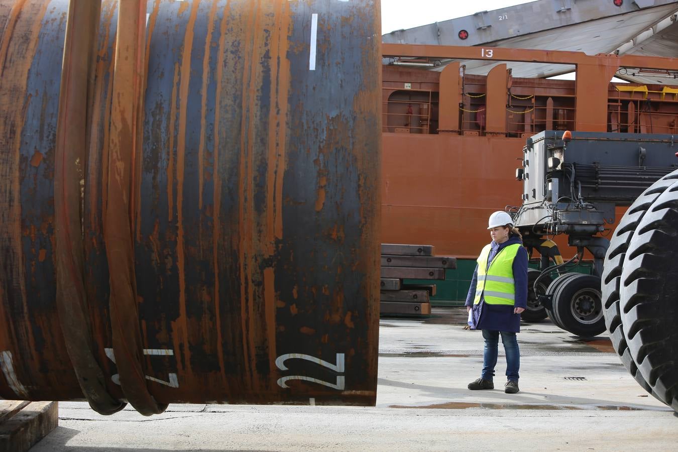 Iberdrola carga en Avilés material para el parque eólico de Wikinger