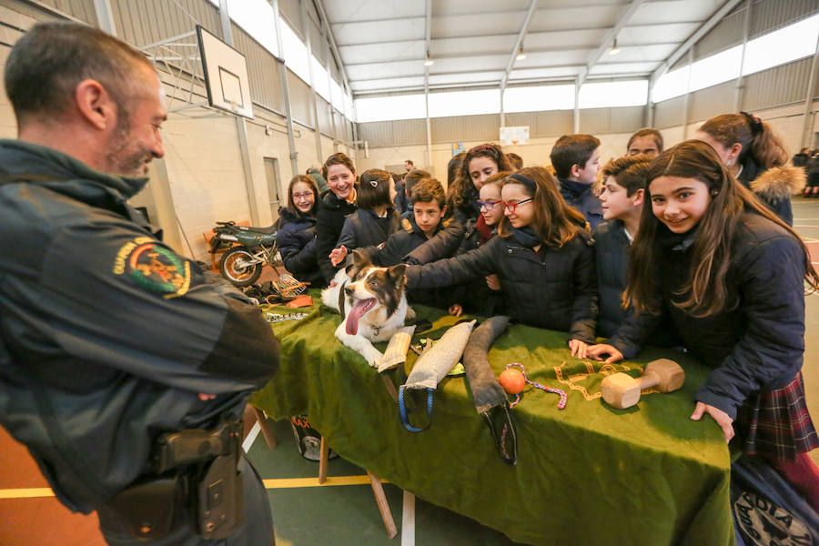 La Guardia Civil acerca su trabajo a los alumnos del Paula Frassinetti