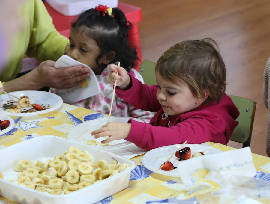 Los &#039;peques&#039; aprenden a comer fruta en el Marcelo Gago