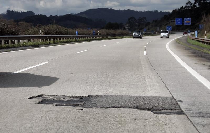 Los baches de la autopista &#039;Y&#039;