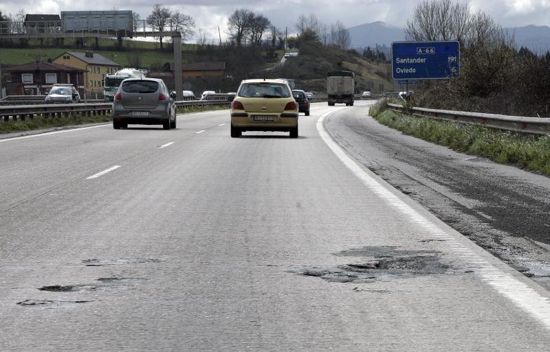 Los baches de la autopista &#039;Y&#039;