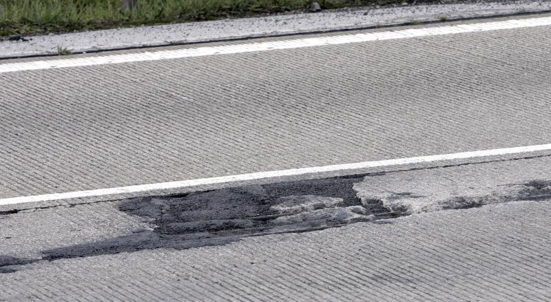 Los baches de la autopista &#039;Y&#039;