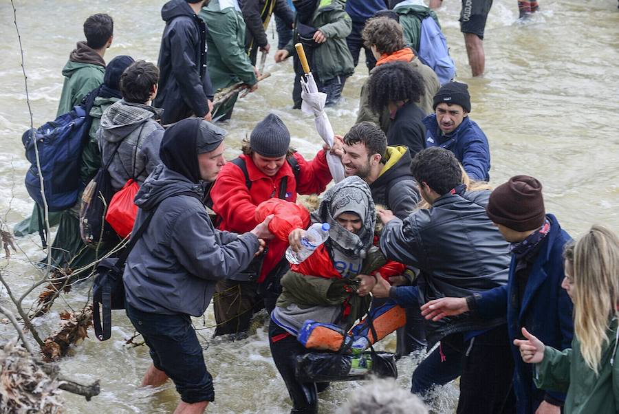 Un millar refugiados logra cruzar de Grecia a Macedonia