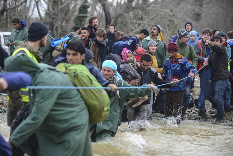 Un millar refugiados logra cruzar de Grecia a Macedonia