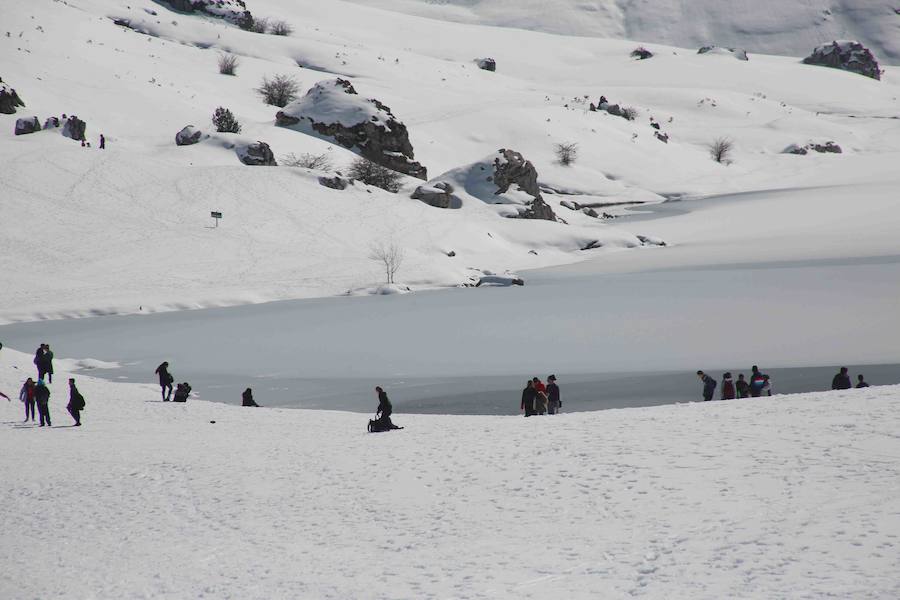 Sol y nieve en los Lagos de Covadonga