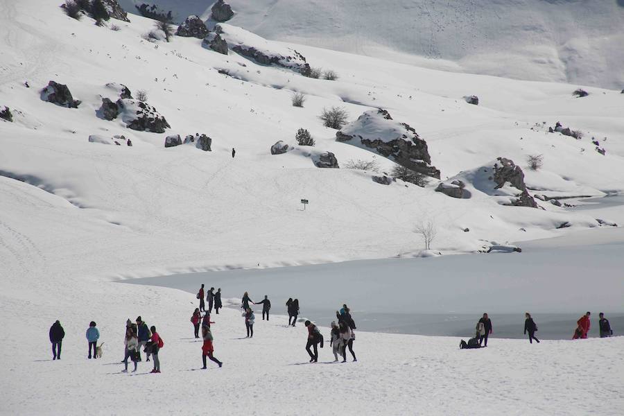 Sol y nieve en los Lagos de Covadonga