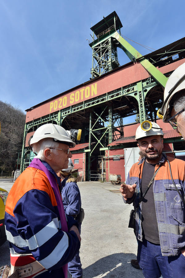 El padre Ángel visita el pozo Sotón