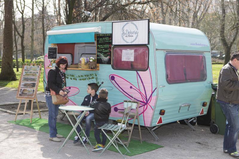 El certamen nacional de Food Trucks es una de las propuestas de Gijón para estos días festivos y se ha convertido en toda una atracción para vecinos y visitantes, que han llenado el parque de Isabel La Católica.