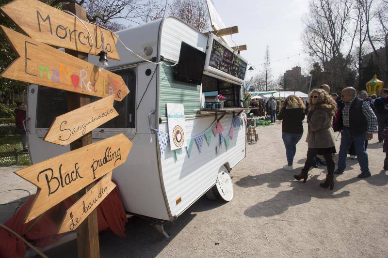 El certamen nacional de Food Trucks es una de las propuestas de Gijón para estos días festivos y se ha convertido en toda una atracción para vecinos y visitantes, que han llenado el parque de Isabel La Católica.