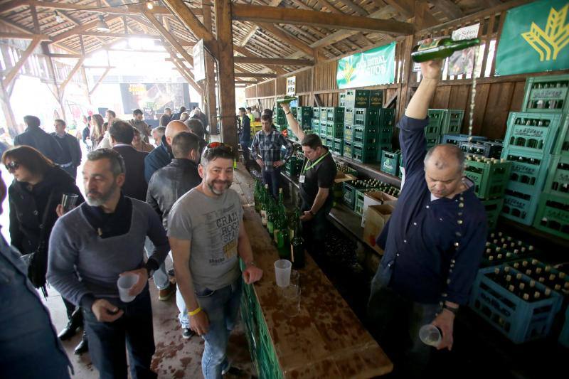 El Museo del Pueblo de Asturias acoge hasta el domingo la séptima edición de la Primera Sidra del Año. El buen tiempo ha animado la espicha, que ya es toda una cita ineludible para los gijoneses.