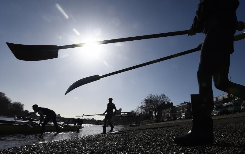 Entrenamiento para la regata Oxford-Cambridge en aguas del Támesis