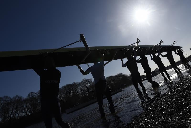 Entrenamiento para la regata Oxford-Cambridge en aguas del Támesis