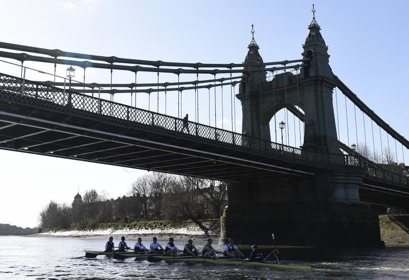 Entrenamiento para la regata Oxford-Cambridge en aguas del Támesis