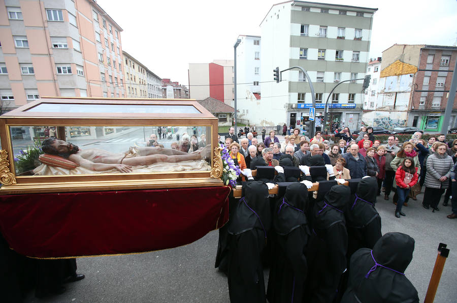 Procesión del Cristo Yacente en Lugones