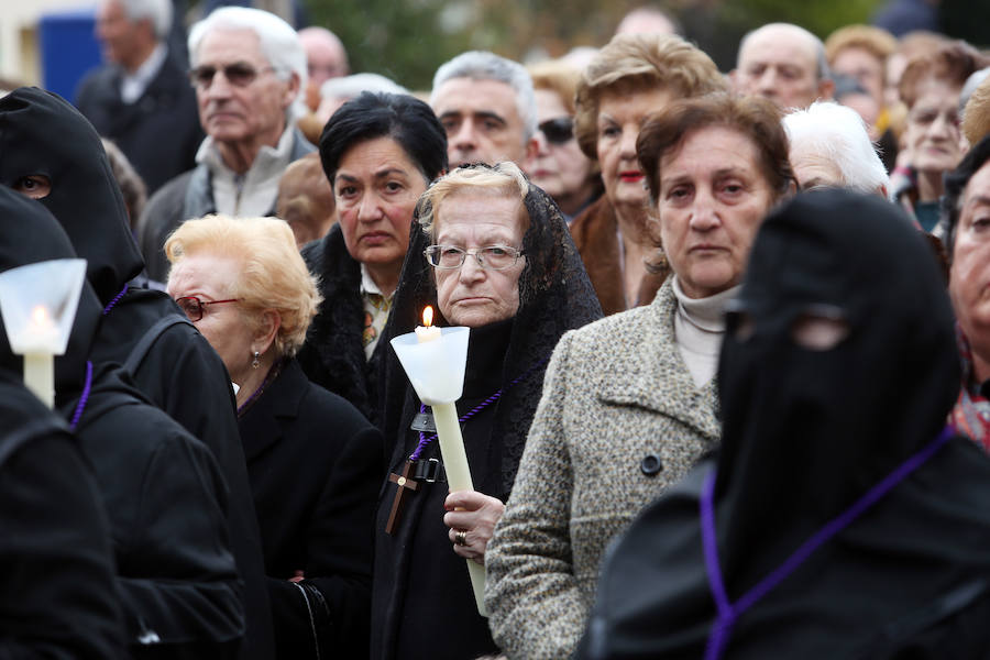 Procesión del Cristo Yacente en Lugones