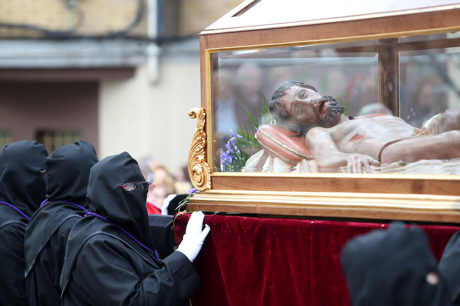Procesión del Cristo Yacente en Lugones