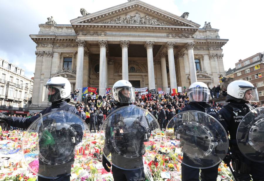 Tensión en el homenaje a las víctimas en Bruselas