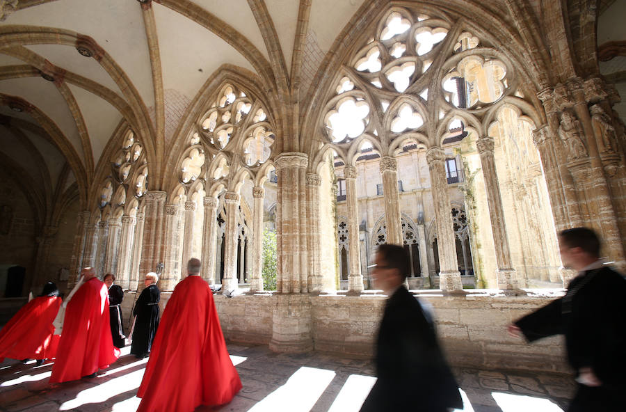 Centenares de personas siguen a Jesús Resucitado en Oviedo