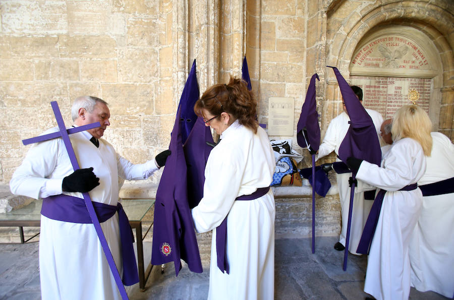 Centenares de personas siguen a Jesús Resucitado en Oviedo