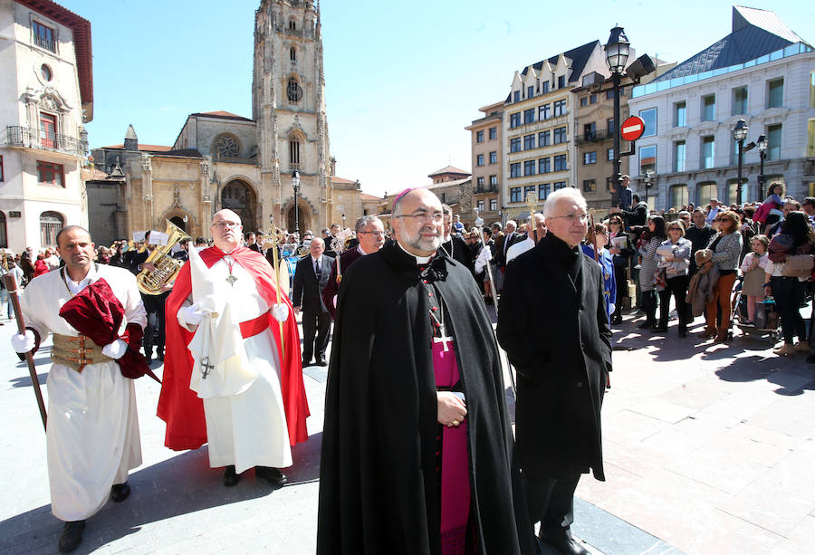 Centenares de personas siguen a Jesús Resucitado en Oviedo