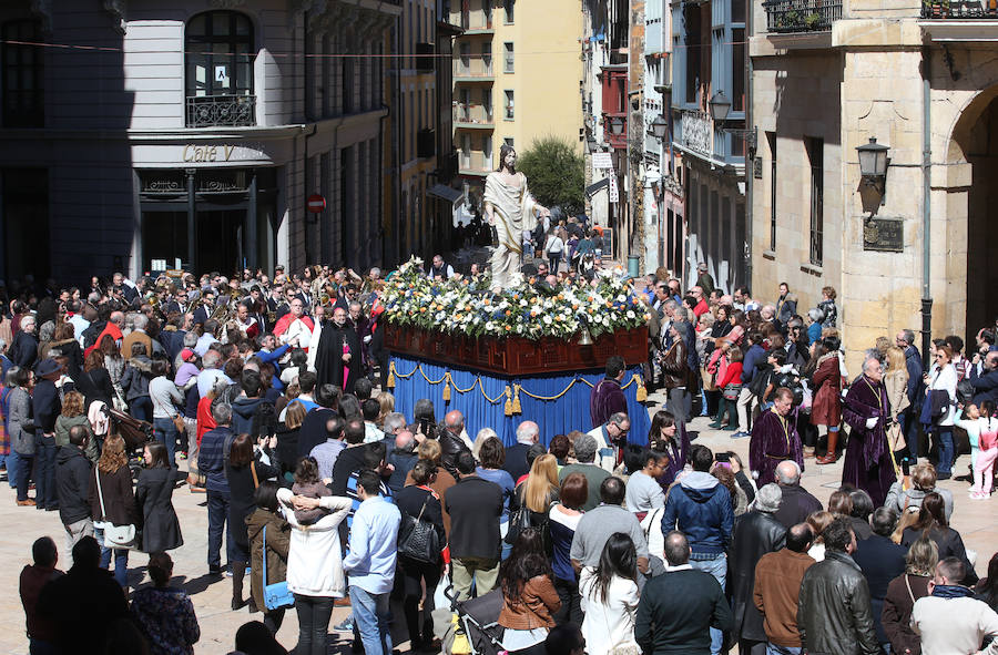 Centenares de personas siguen a Jesús Resucitado en Oviedo